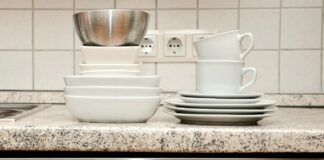 Jaką zmywarkę kupić? Wolnostojącą czy pod zabudowę