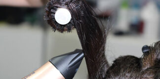 Zakupy w sklepie fryzjerskim