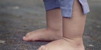 Czy chodzenie na boso po zimnej podłodze?