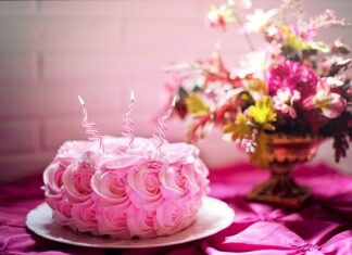 Jak obsypać boki tortu posypką? Jak obsypać boki tortu posypką?