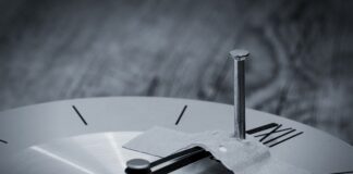 Jak przykleić ozdoby z masy cukrowej na tort?